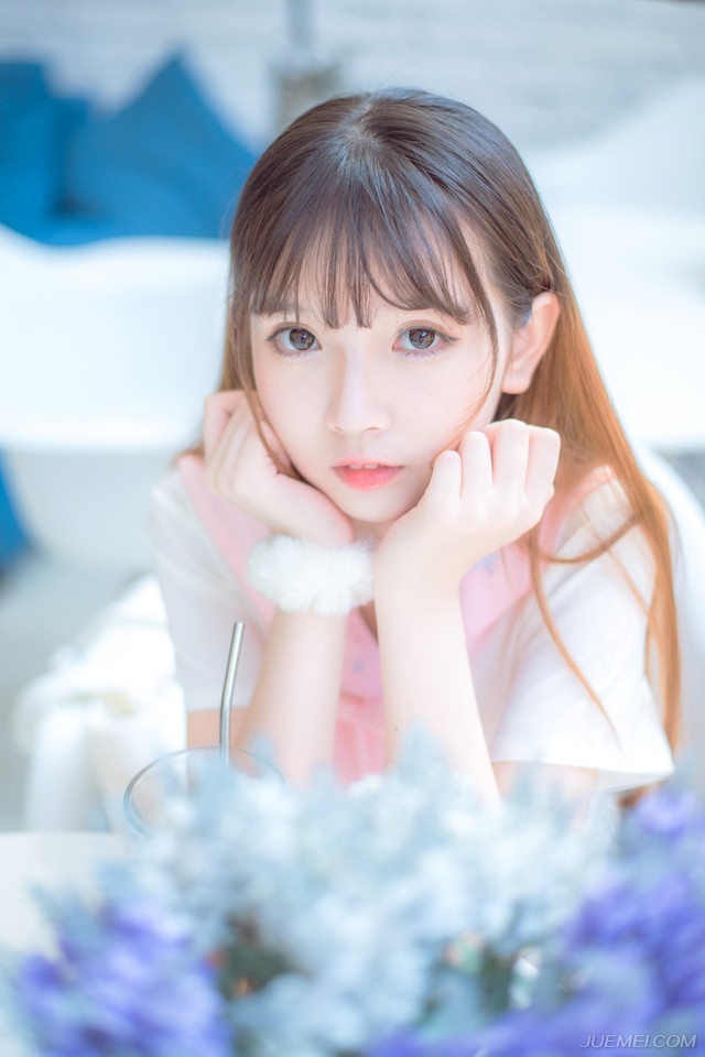 刘璋目光复杂的看了刘璝一眼，又看看那两人，事情的真相也已经清楚，无奈的叹了口气，摇头道：“此事也要怪我，若非我数月不曾理事，更错信奸人，也不至于让奸人得逞。”